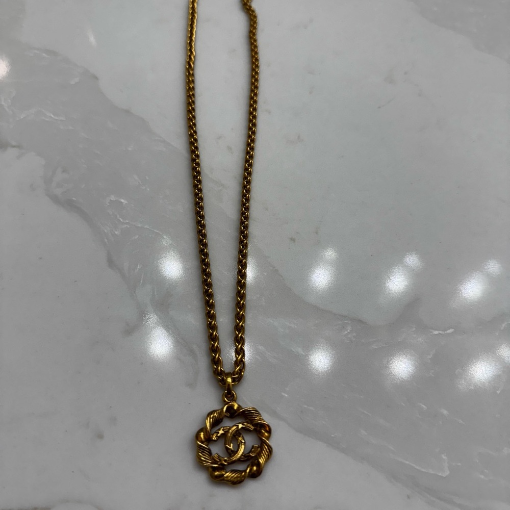 CHANEL Gold Twisted Pendant Necklace - Picture 3 of 11